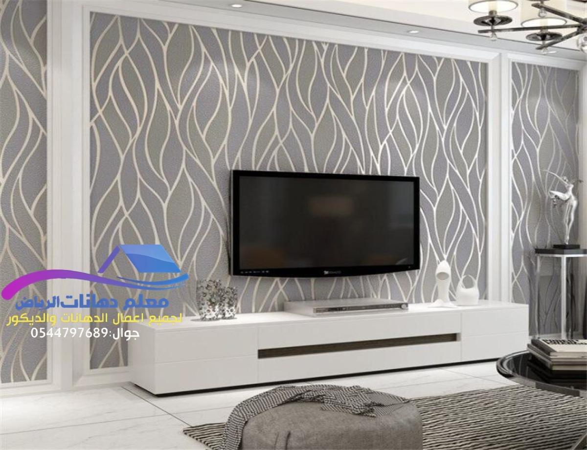 ورق جدران بسيط بألوان هادئة ليخلق بيئة دافئة ومريحة تناسب كافة الأذواق.