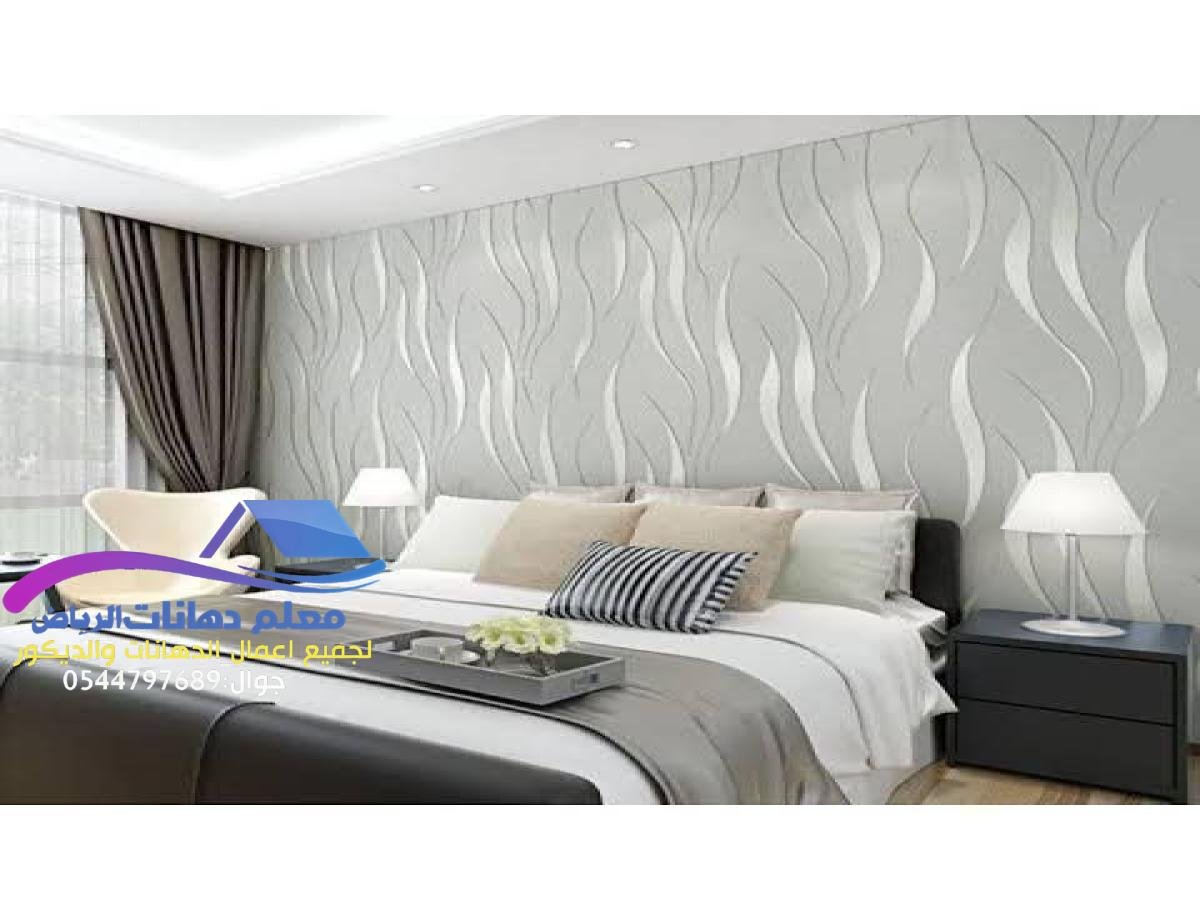 ورق جدران بسيط يجمع بين الجمال والوظيفية ليضفي أجواءً هادئة على الجدران.